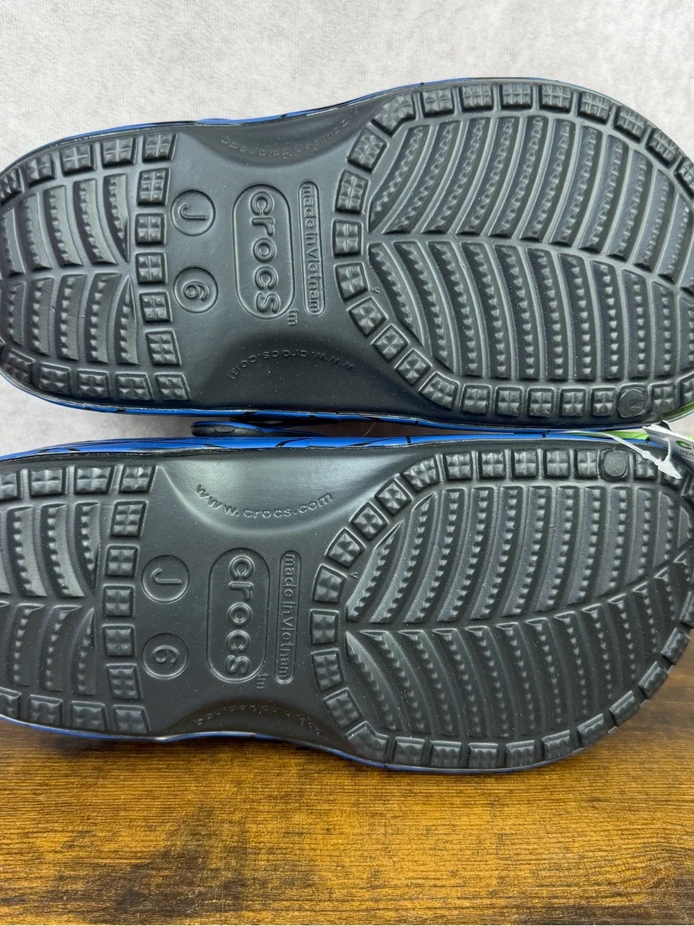 NEW Crocs Classic Clog Marvel Spider-Man Size 6J Kid’s 211409-90H Slip-On Shoes